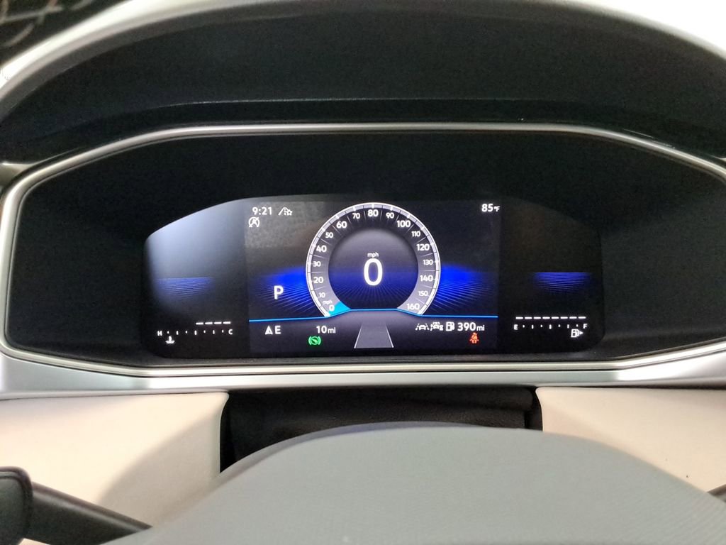 Certified 2025 Volkswagen Taos SE image 10