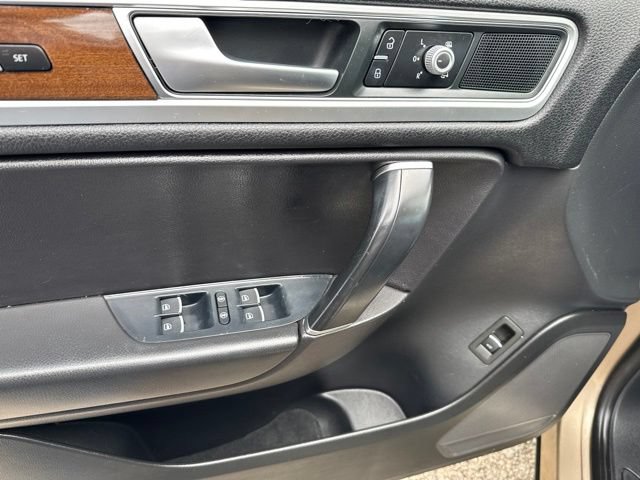Used 2016 Volkswagen Touareg VR6 AWD/4WD image 26