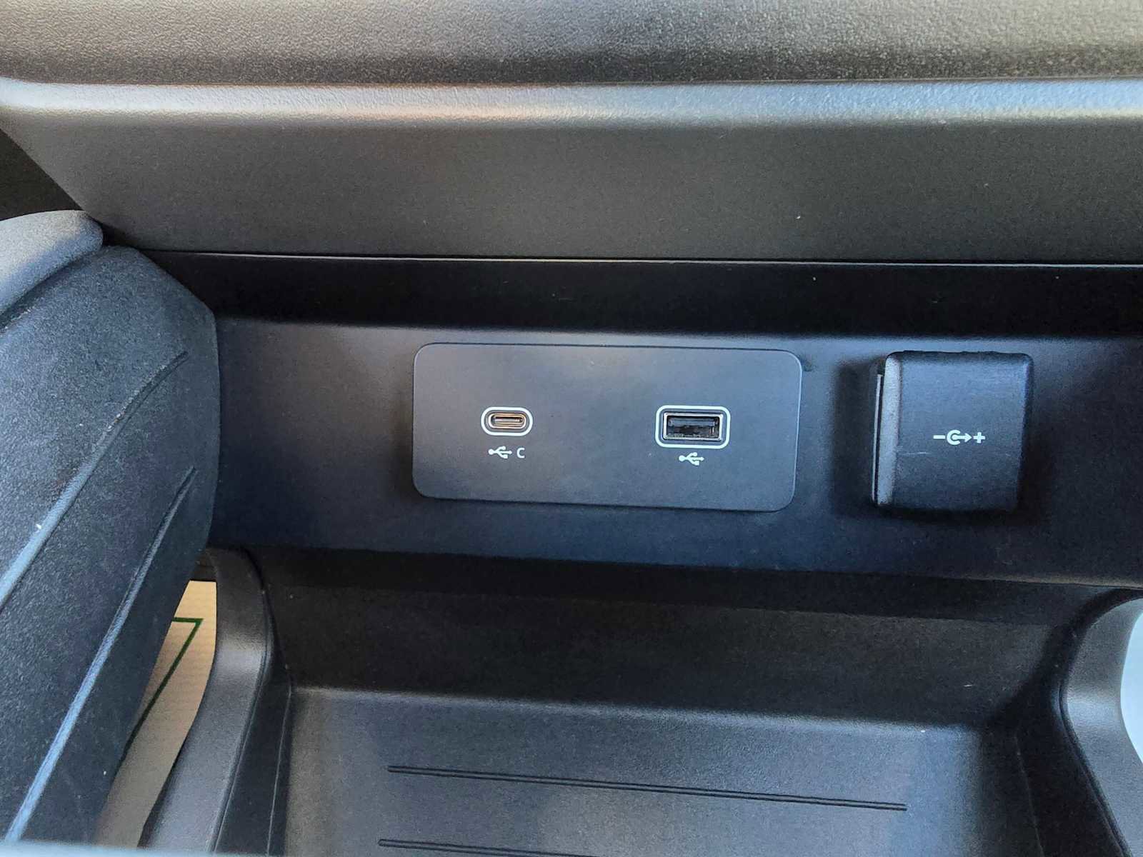 Used 2023 Land Rover Defender 90 X-Dynamic SE image 25