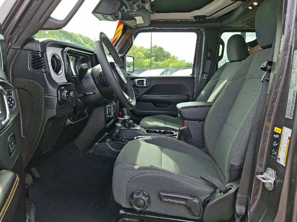Certified 2025 Jeep Wrangler Unlimited Sahara w/ Dual Top Group AWD/4WD image 12