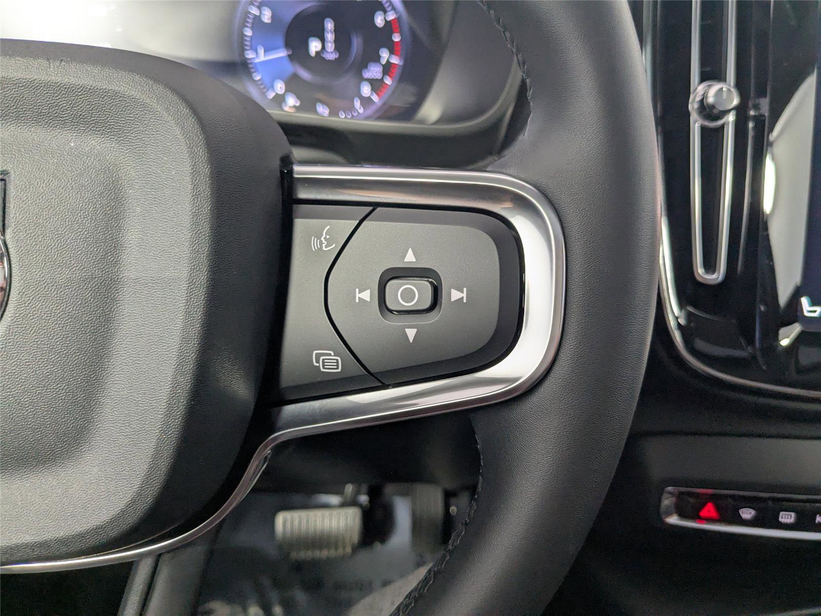 Used 2022 Volvo XC40 T5 Momentum image 17