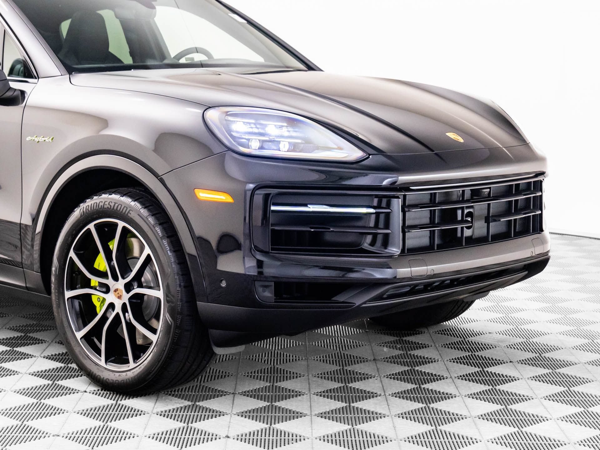 Certified 2025 Porsche Cayenne E-Hybrid Coupe AWD/4WD image 36