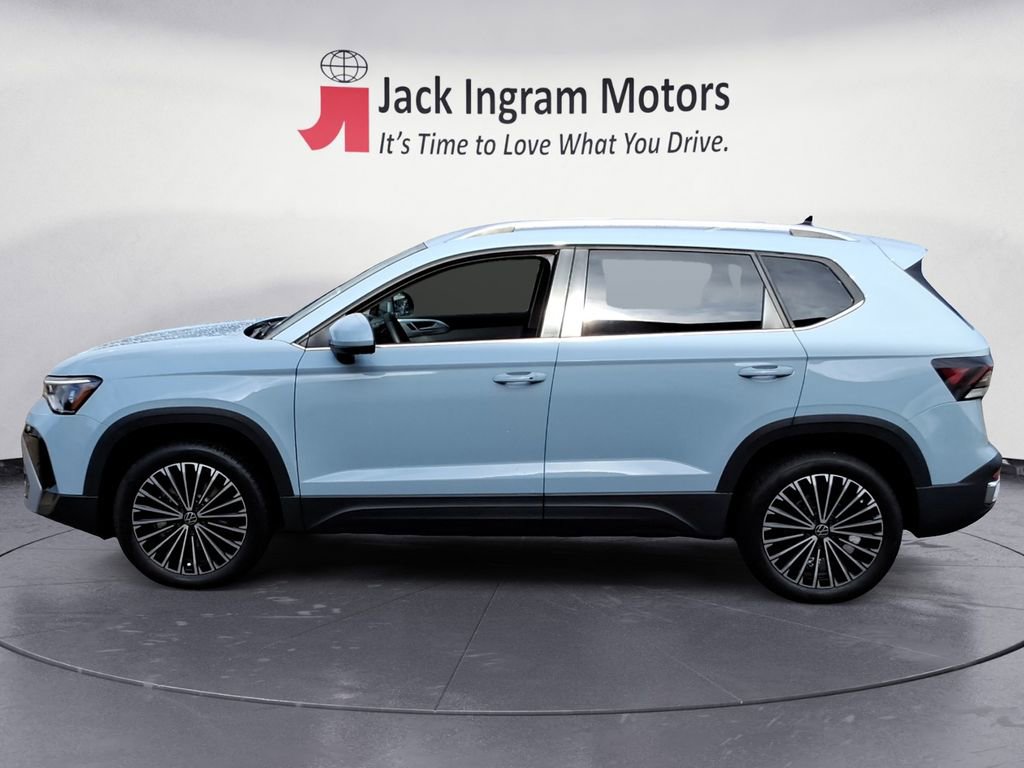 Used 2025 Volkswagen Taos SE image 2