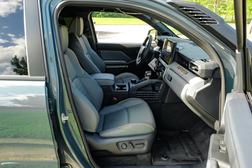 Used 2025 Toyota 4Runner Trailhunter AWD/4WD image 39