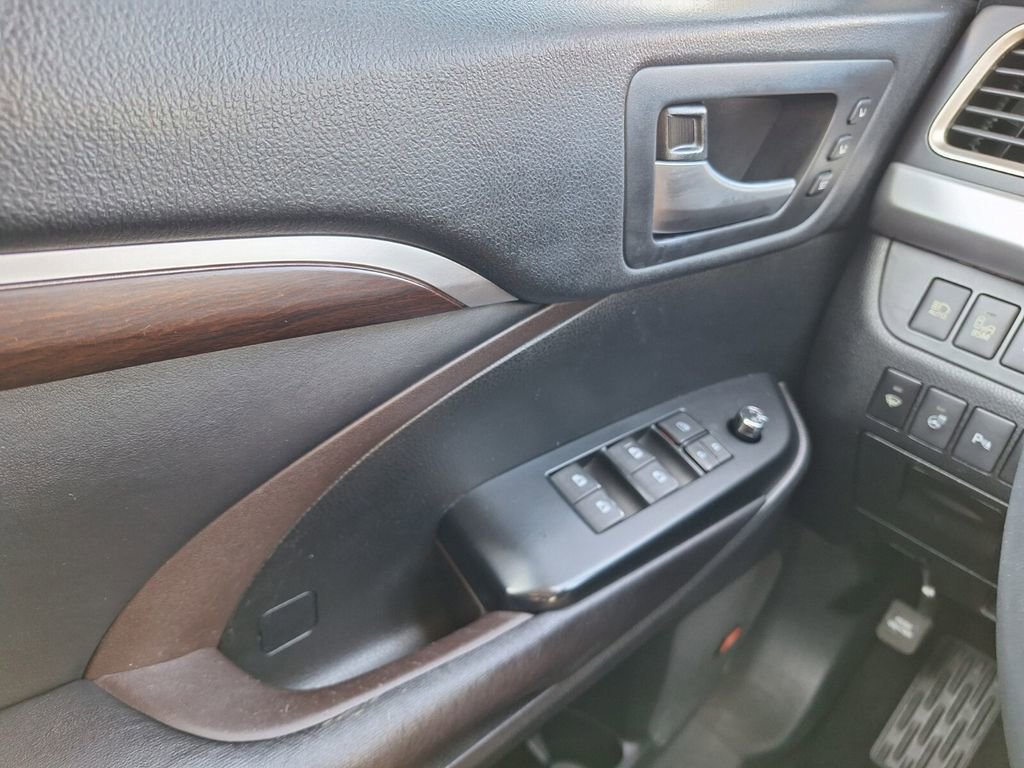 Used 2016 Toyota Highlander Limited Platinum image 19