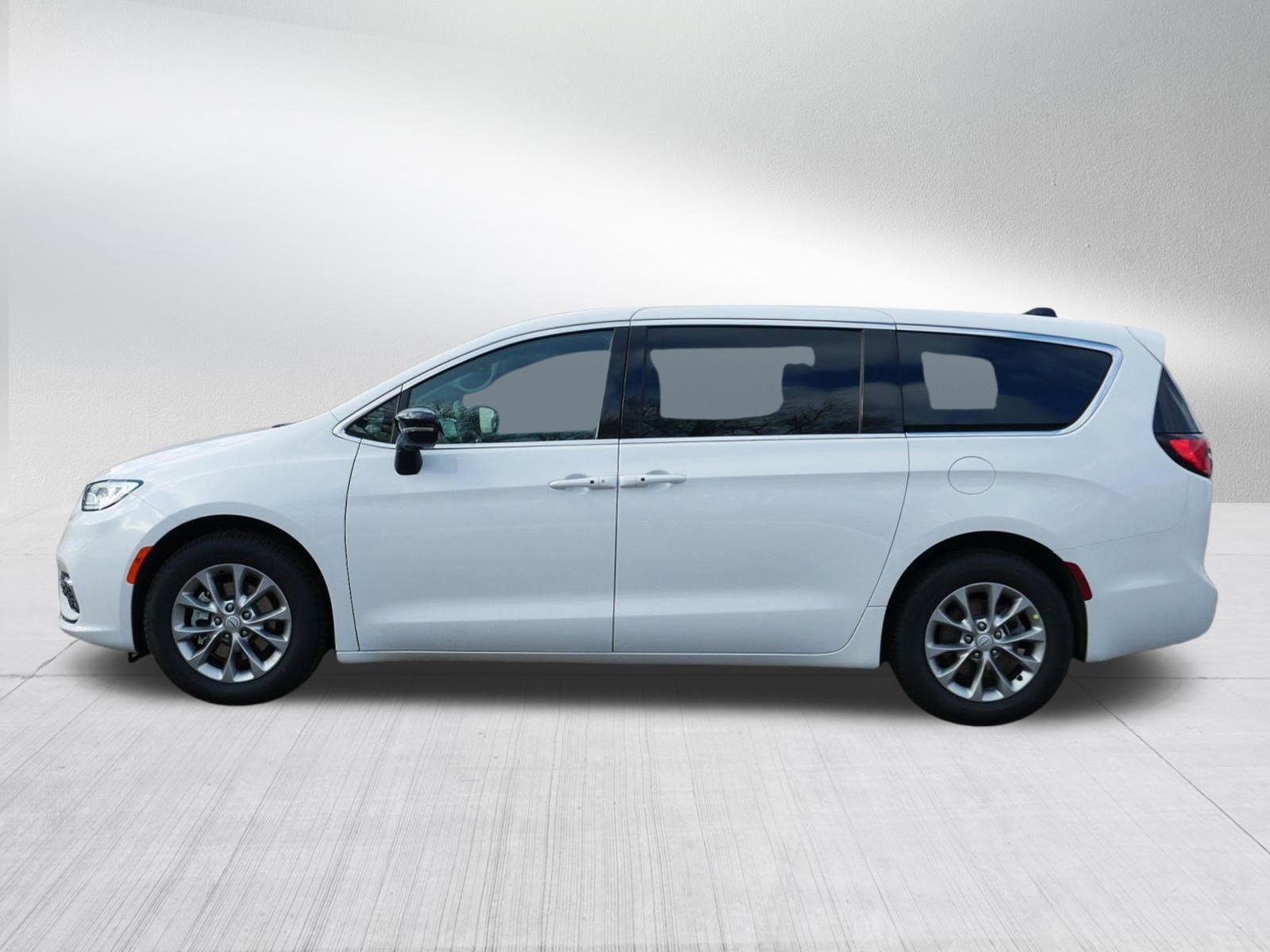 New 2026 Chrysler Pacifica Limited image 4