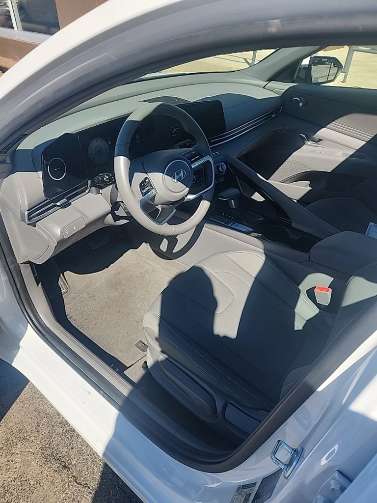 Used 2025 Hyundai Elantra SEL image 5