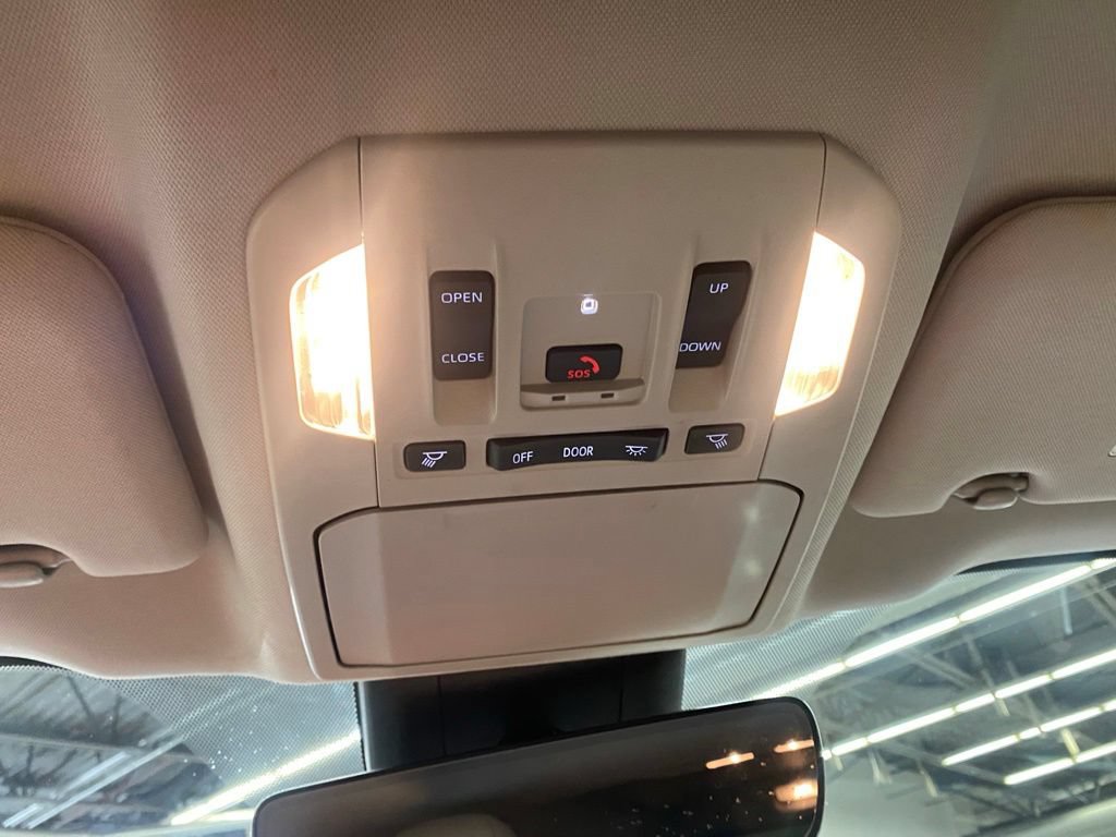 Used 2024 Toyota Highlander XLE FWD image 25