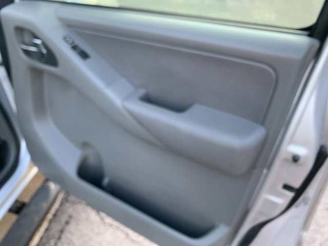 Used 2013 Nissan Frontier SL w/ Moonroof Pkg image 15