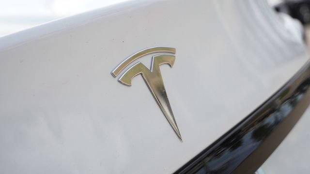 Used 2022 Tesla Model S AWD/4WD image 12