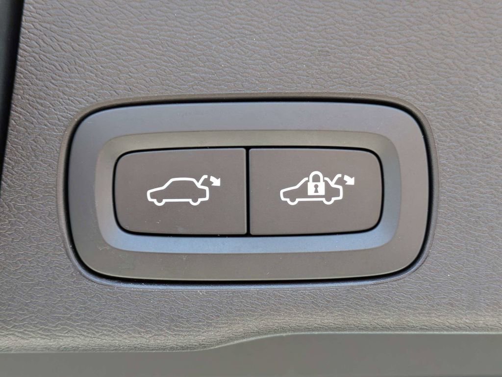 Used 2023 Volvo XC60 B5 Ultimate w/ Protection Package Premier image 6