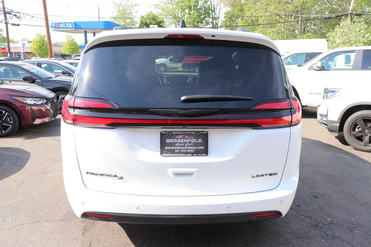 Used 2025 Chrysler Pacifica Limited FWD image 4