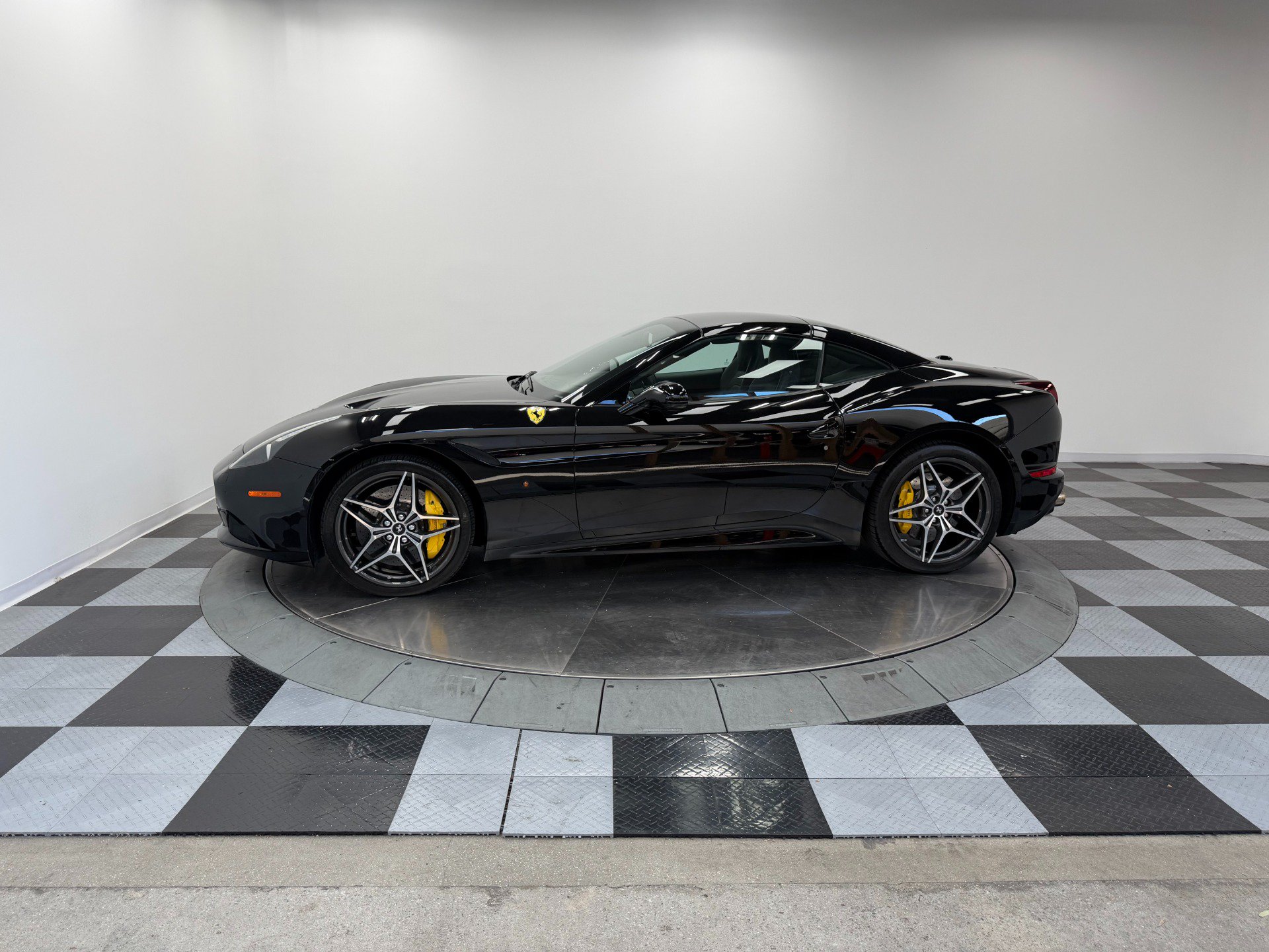 Used 2016 Ferrari California T RWD image 30