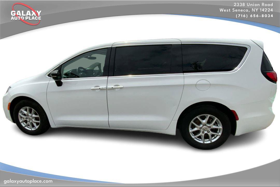 Used 2024 Chrysler Pacifica Touring-L FWD image 8