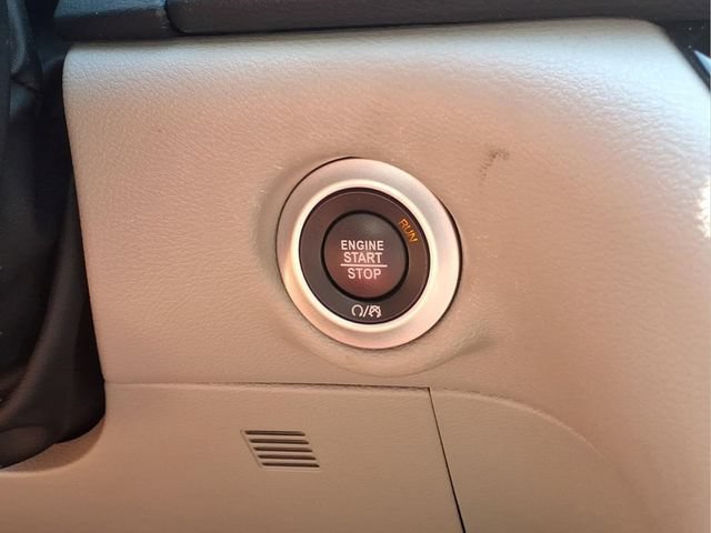 Used 2024 Chrysler Pacifica Touring-L FWD image 10