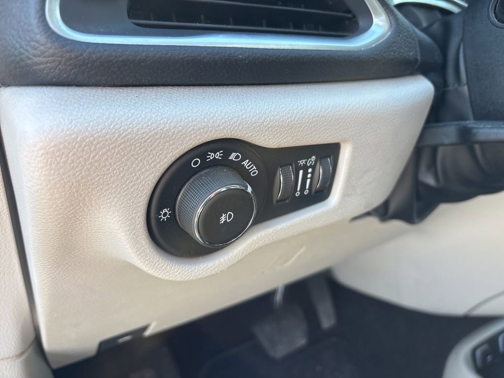 Used 2017 Chrysler Pacifica Limited w/ Tire & Wheel Group image 20