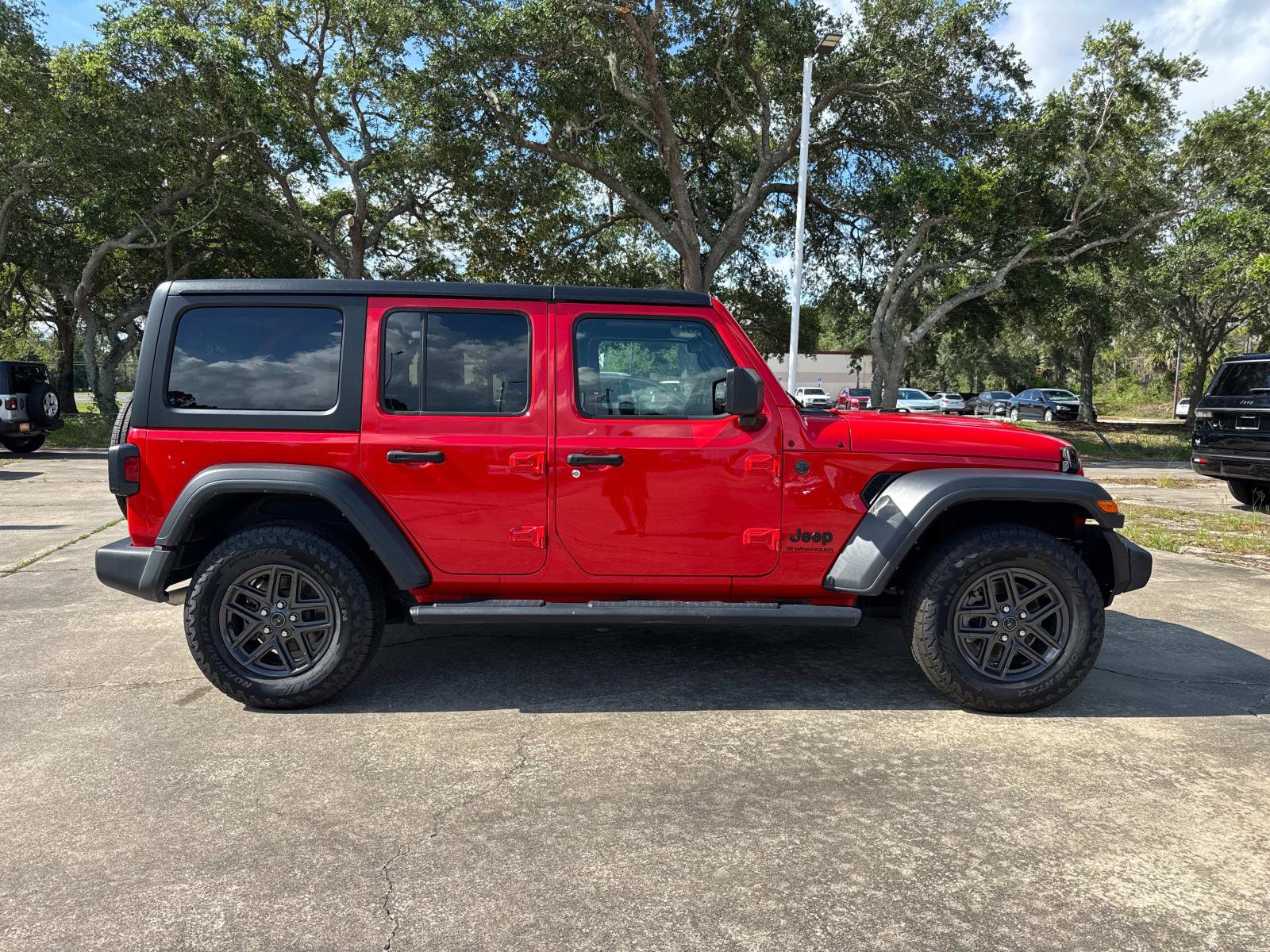 Used 2024 Jeep Wrangler Unlimited Sport AWD/4WD image 2