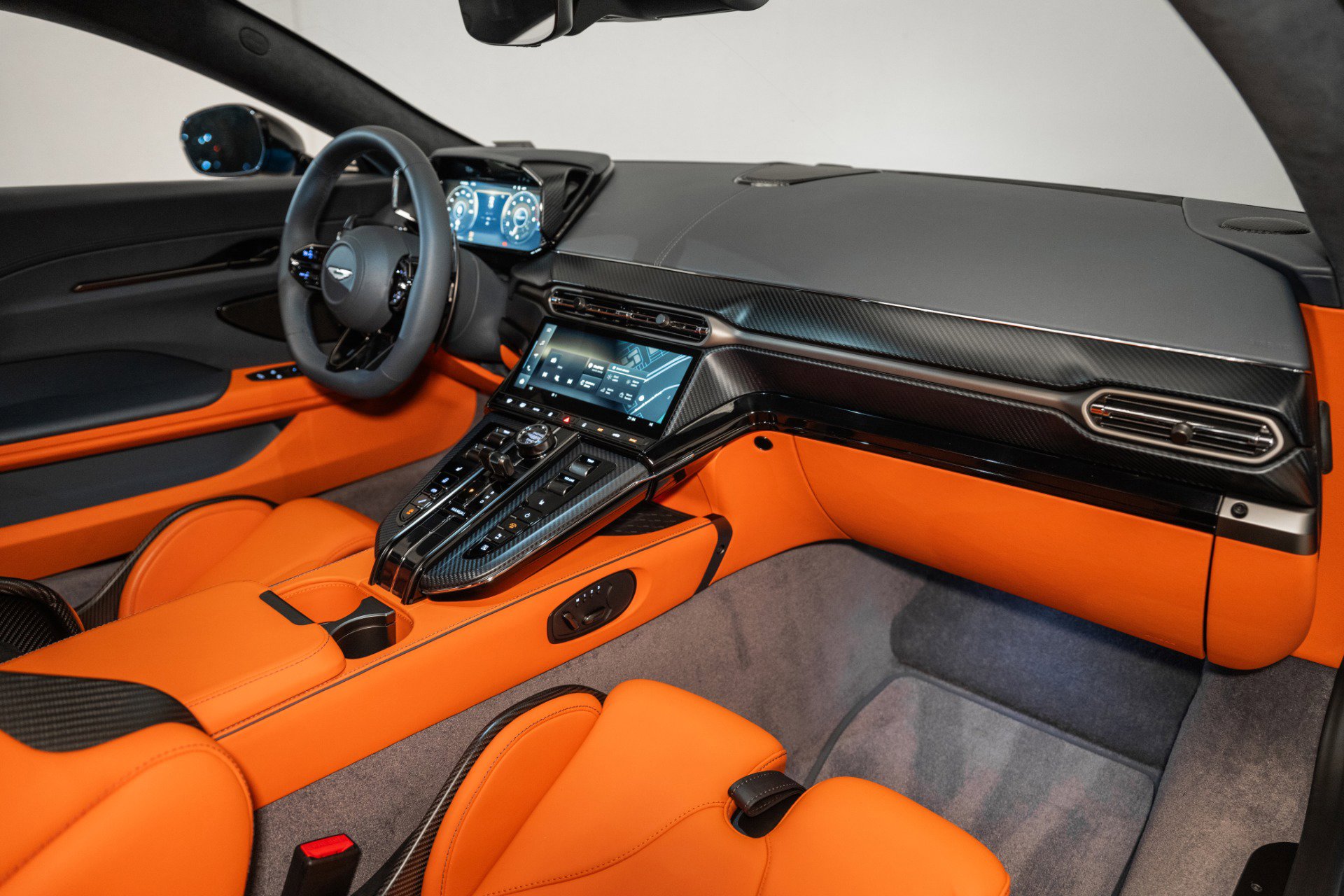 Used 2025 Aston Martin V8 Vantage Coupe image 16