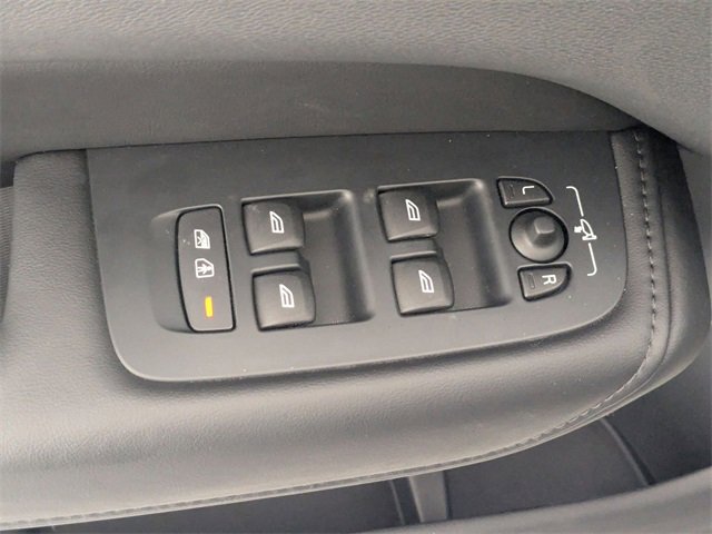 Used 2025 Volvo XC60 B5 Plus image 12