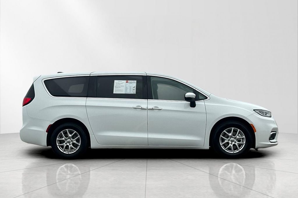 Used 2023 Chrysler Pacifica Touring-L image 7