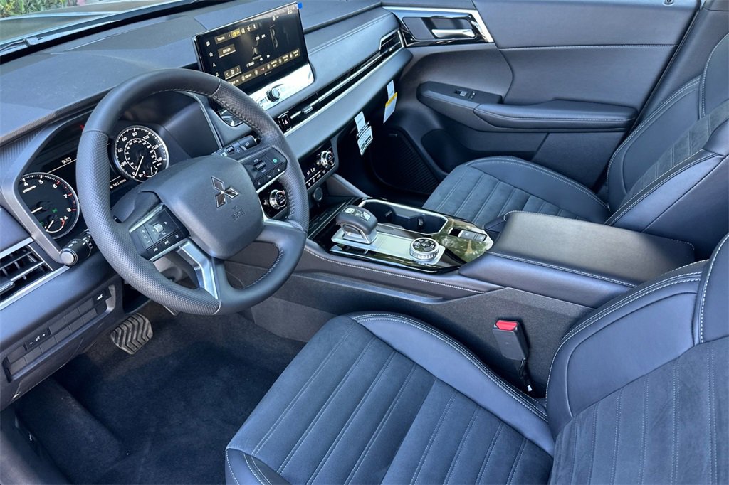 New 2025 Mitsubishi Outlander AWD image 11