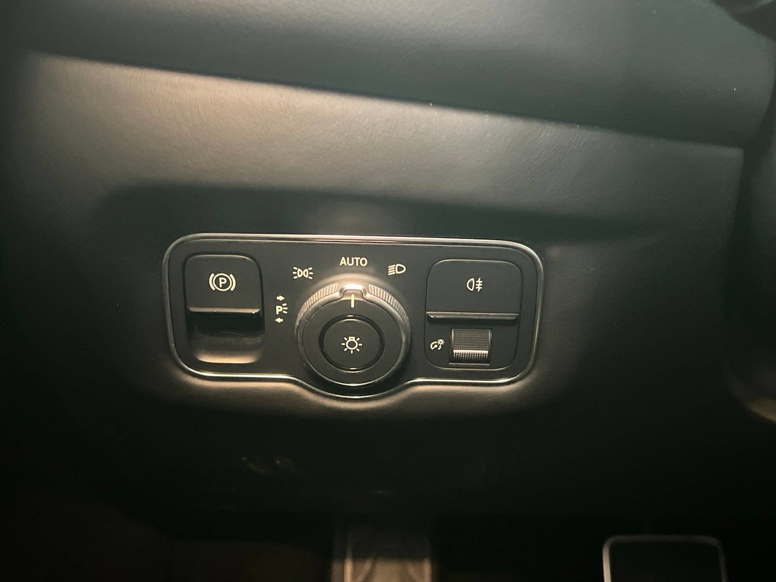 Used 2021 Aston Martin V8 Vantage Roadster RWD image 26