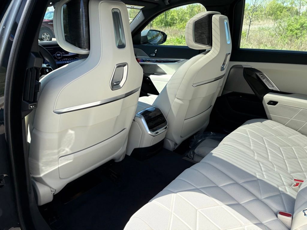 Used 2025 BMW 760i xDrive w/ Luxury Rear Seating Package image 20