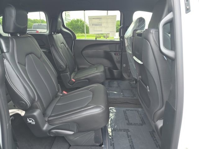 New 2025 Chrysler Pacifica Select w/ Uconnect Theater Family Group image 26