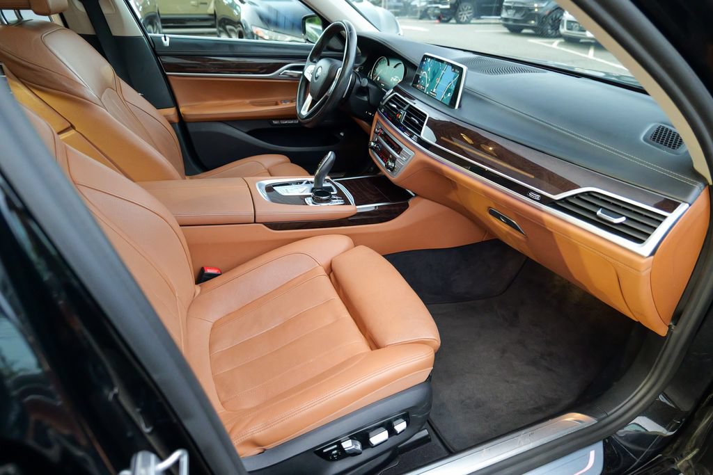 Used 2018 BMW 740i xDrive AWD/4WD image 34
