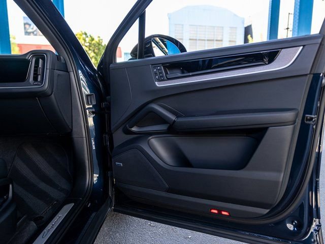 Certified 2025 Porsche Cayenne E-Hybrid image 40
