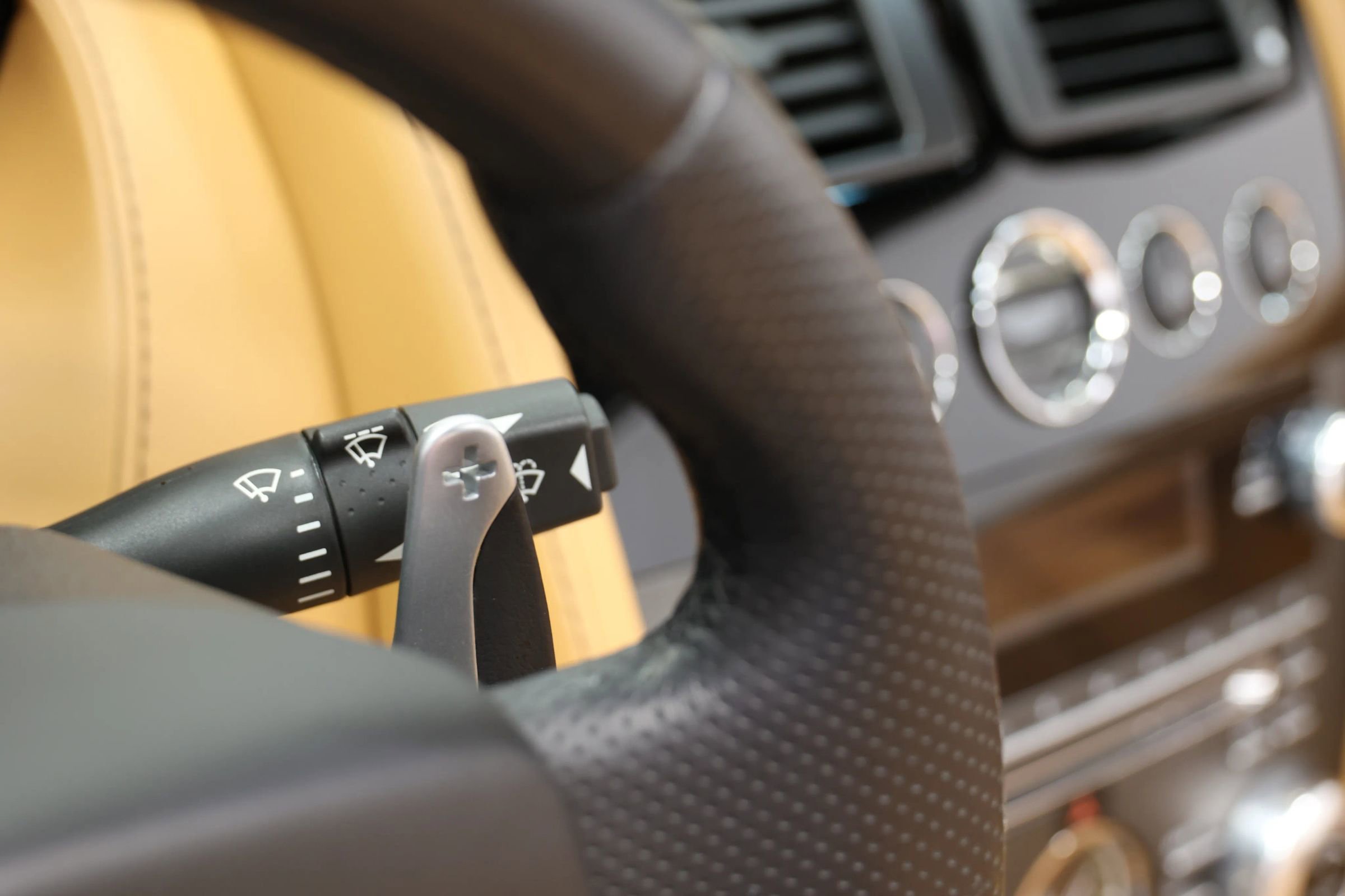 Used 2012 Aston Martin V8 Vantage Roadster image 28