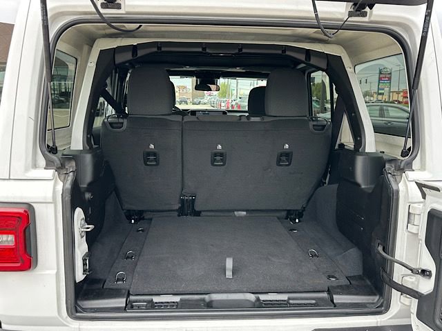 Used 2025 Jeep Wrangler Sahara image 12