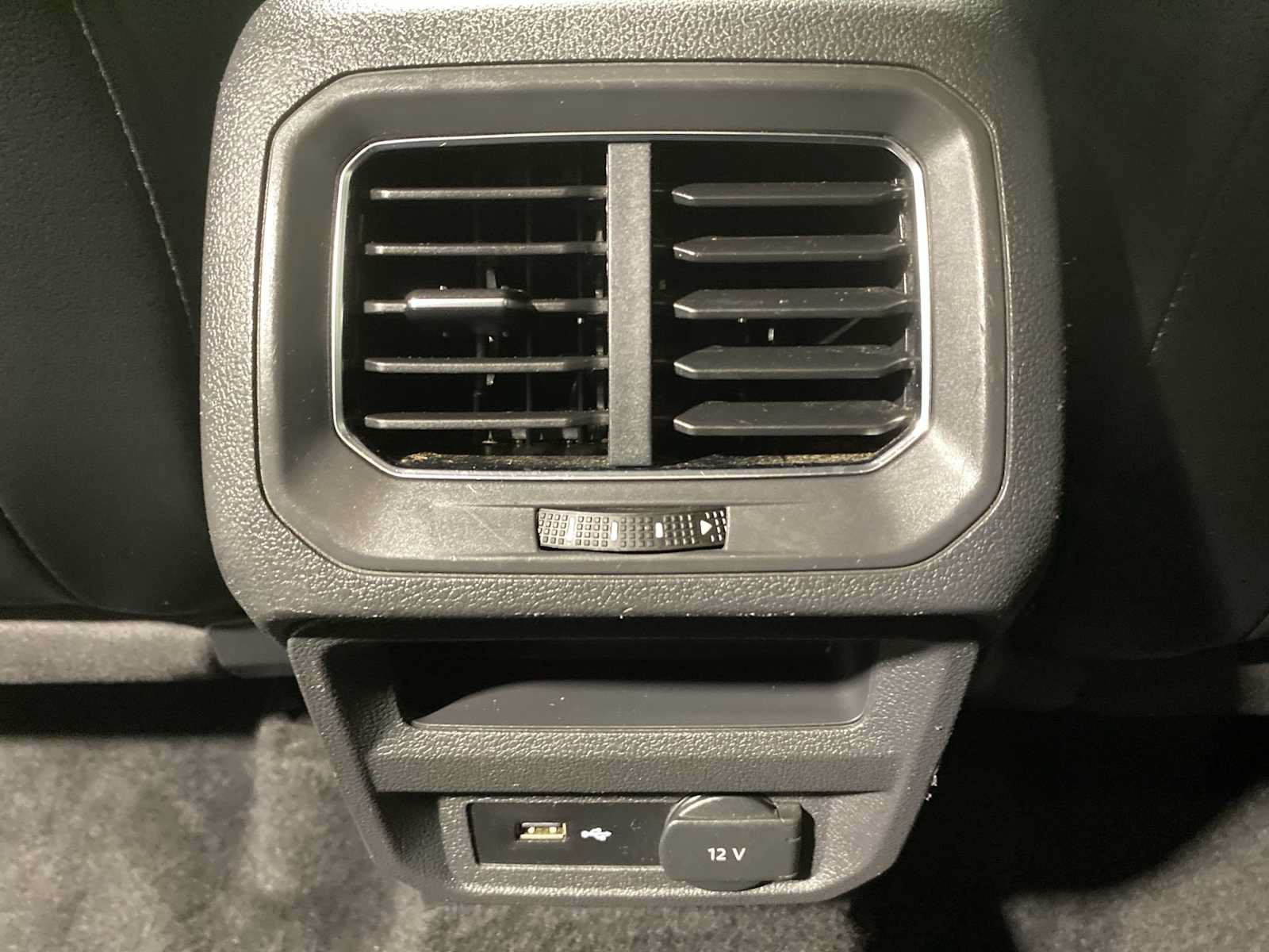 Used 2018 Volkswagen Tiguan SE AWD/4WD image 26