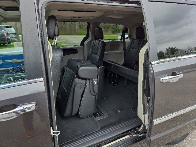 Used 2016 Chrysler Town & Country Touring-L FWD image 28