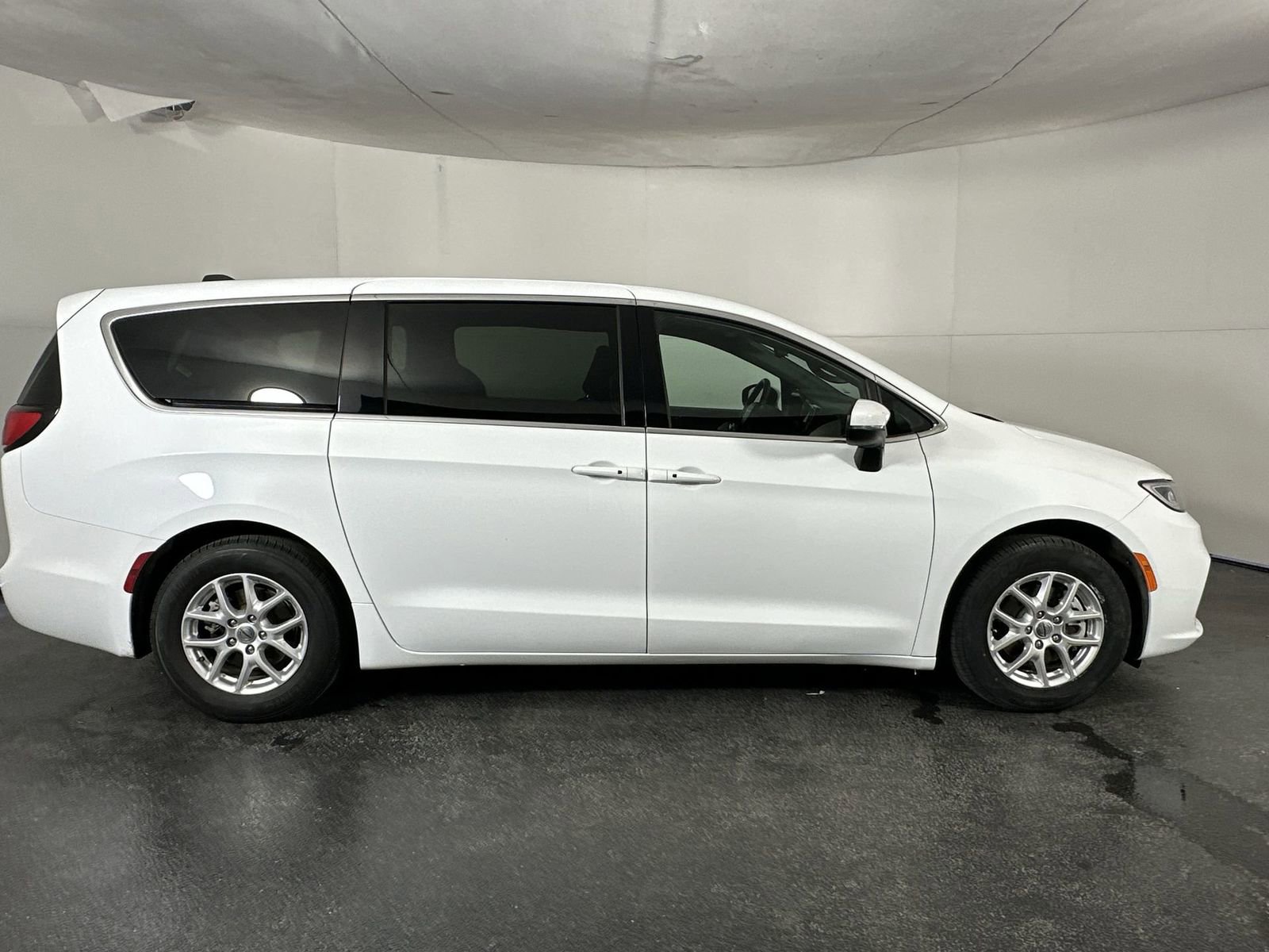 Used 2023 Chrysler Pacifica Touring image 9