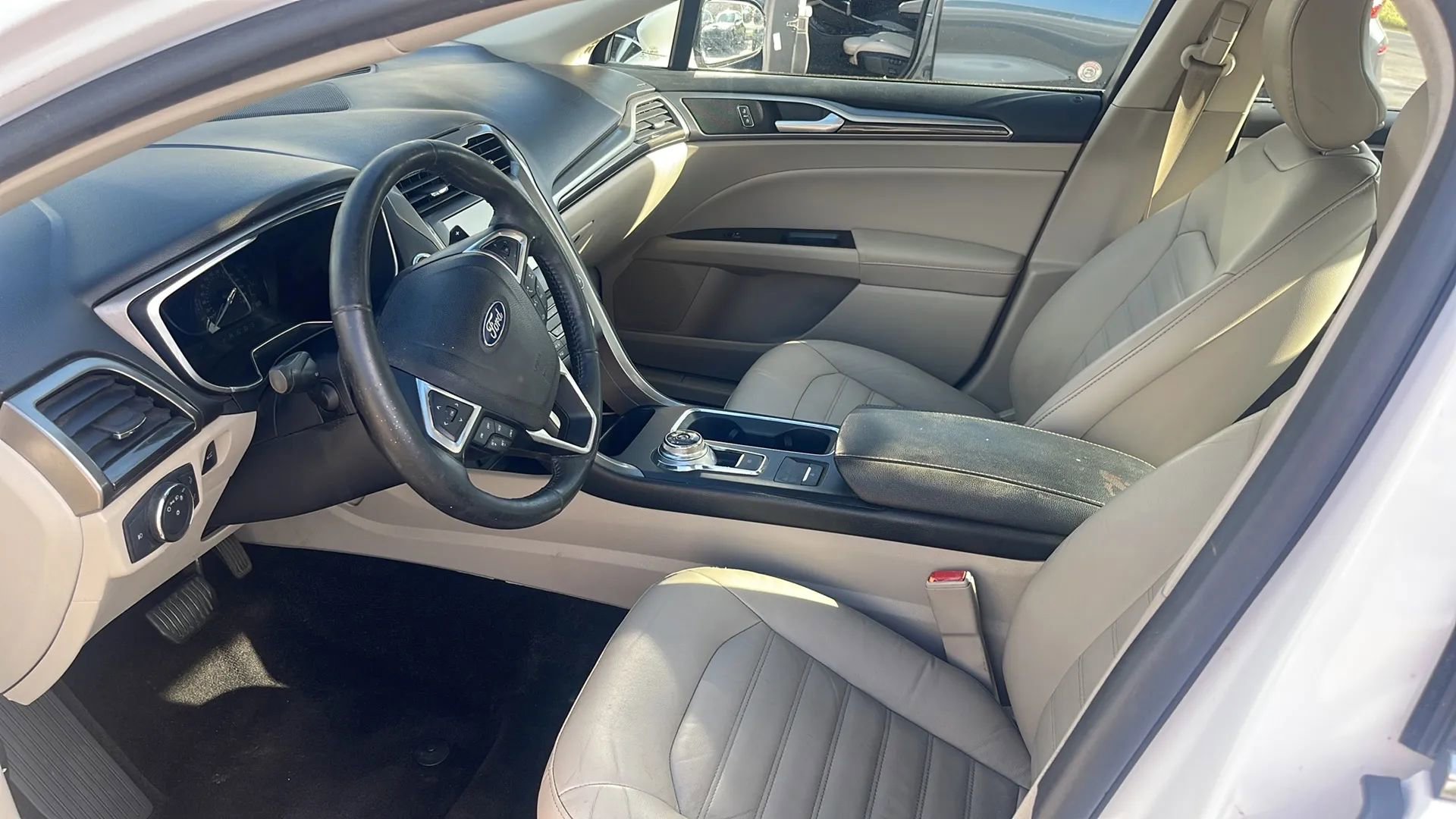 Used 2017 Ford Fusion SE w/ Fusion SE Technology Package image 12