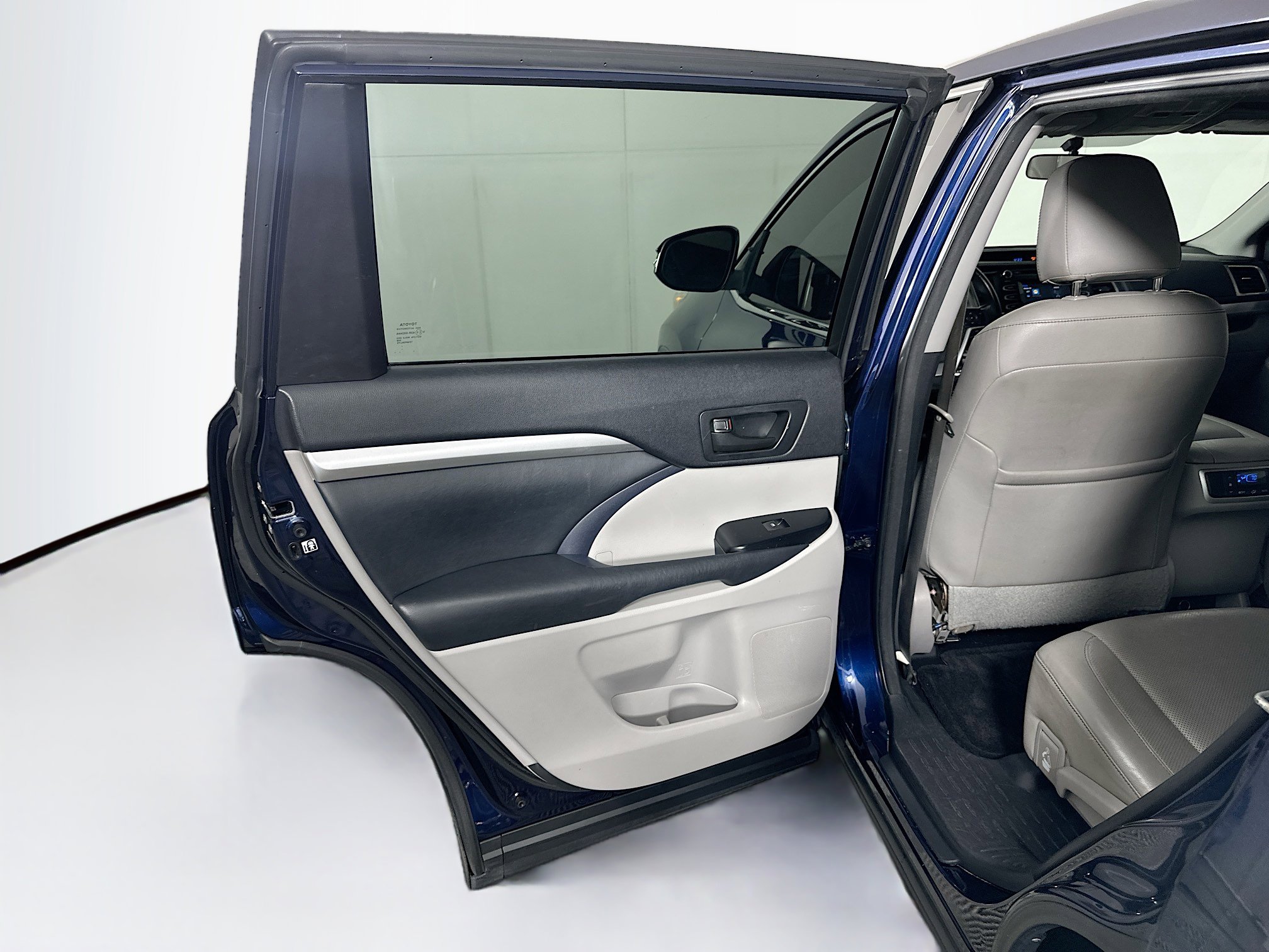 Used 2014 Toyota Highlander Plus FWD image 24