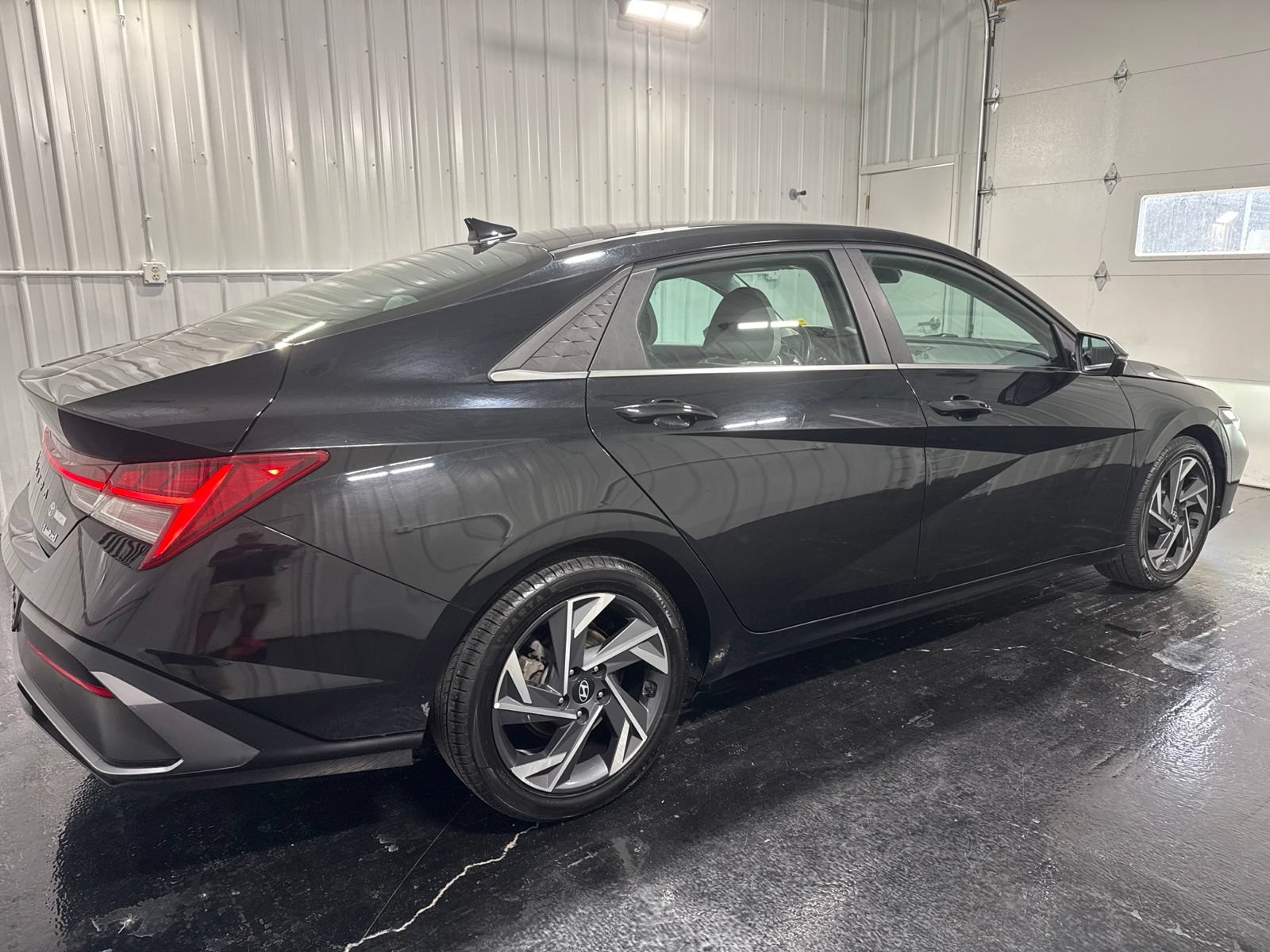Used 2024 Hyundai Elantra Limited FWD image 5