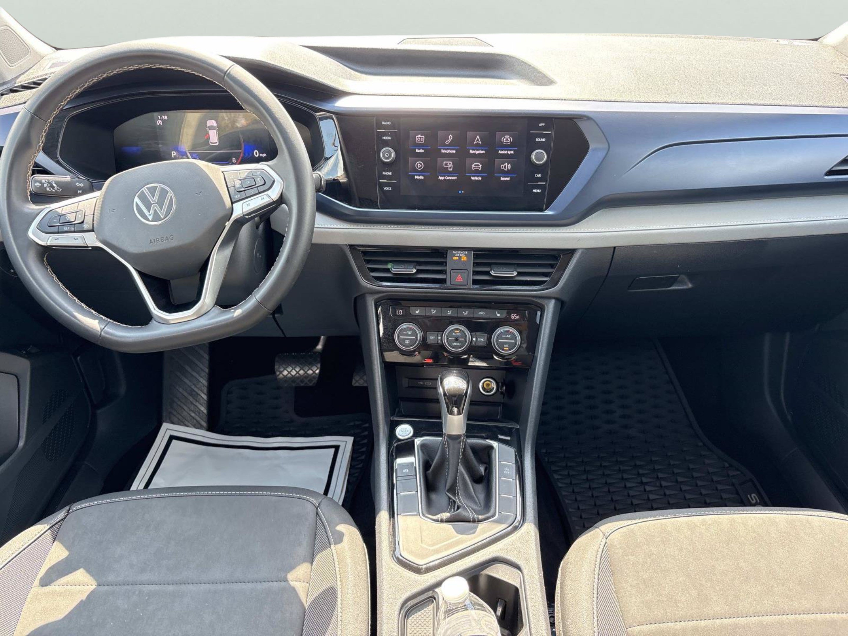 Used 2024 Volkswagen Taos SE FWD image 12