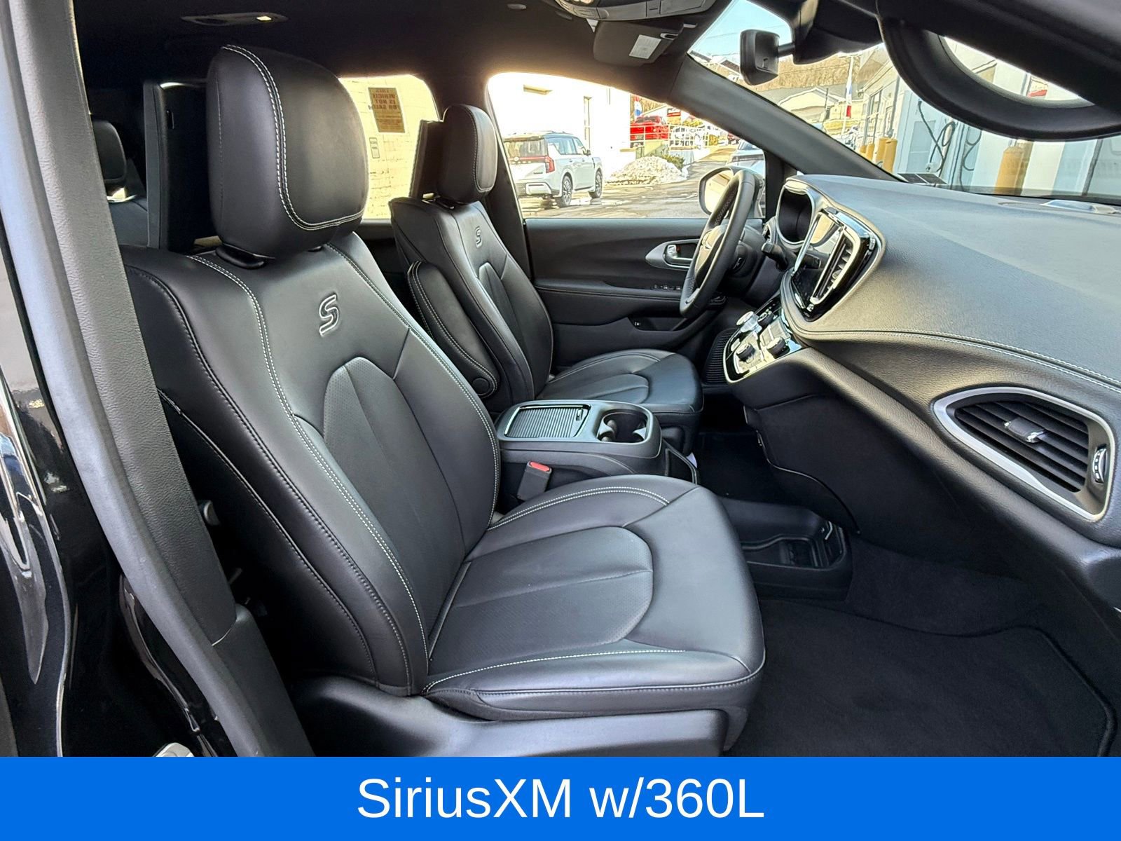 Used 2023 Chrysler Pacifica Touring-L w/ Uconnect Theater Family Group image 25