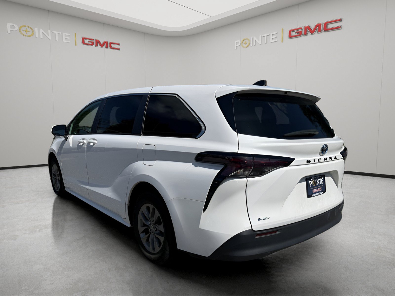 Used 2025 Toyota Sienna LE FWD image 5