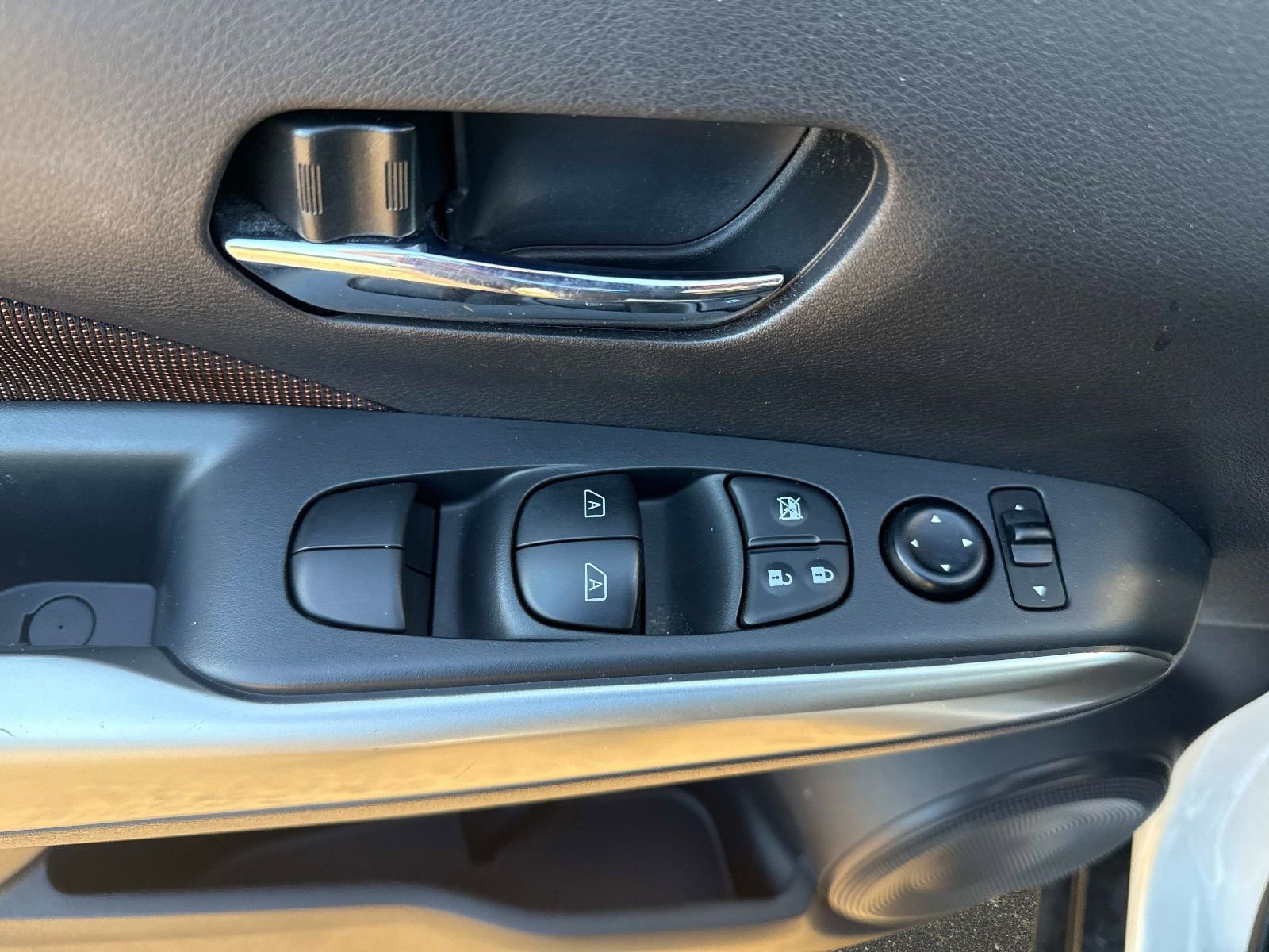 Used 2020 Nissan Kicks SR w/ Exterior Package FWD image 18