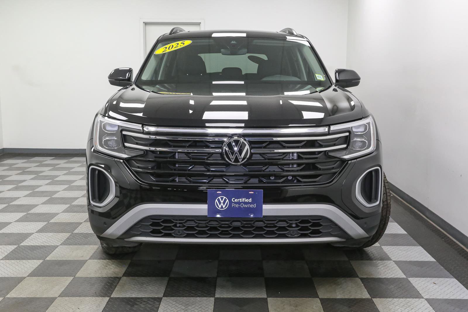 Certified 2025 Volkswagen Atlas Peak Edition SE AWD/4WD image 4
