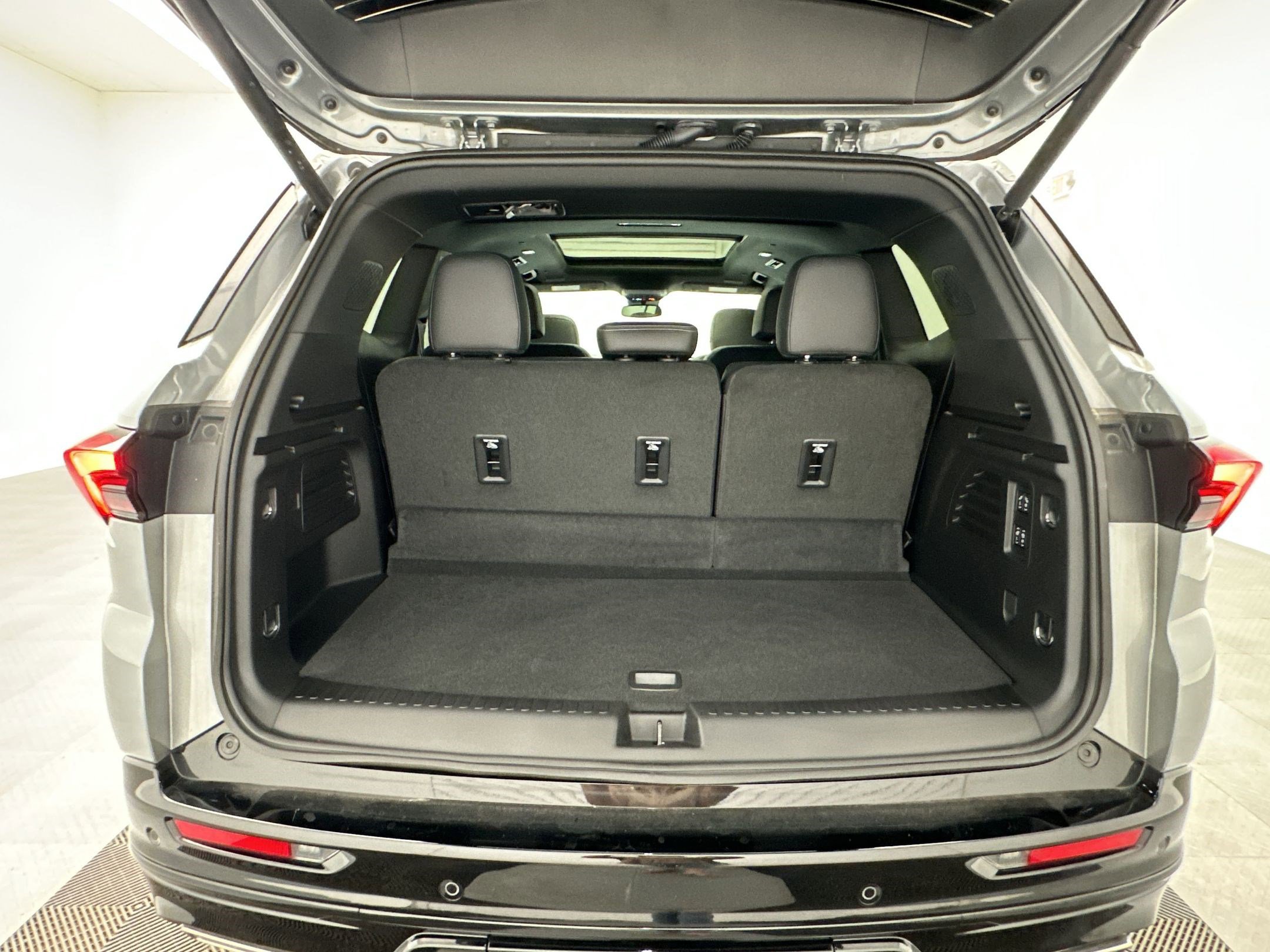 Used 2025 Buick Enclave Sport Touring AWD/4WD image 32