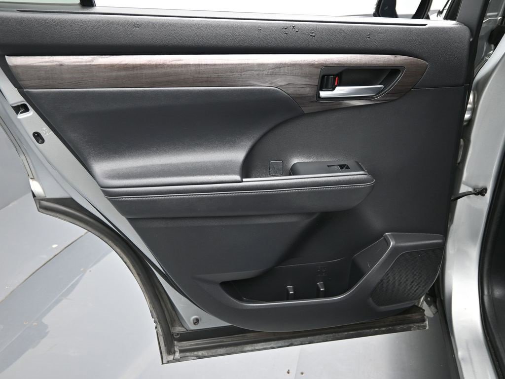 Used 2021 Toyota Highlander Platinum image 11