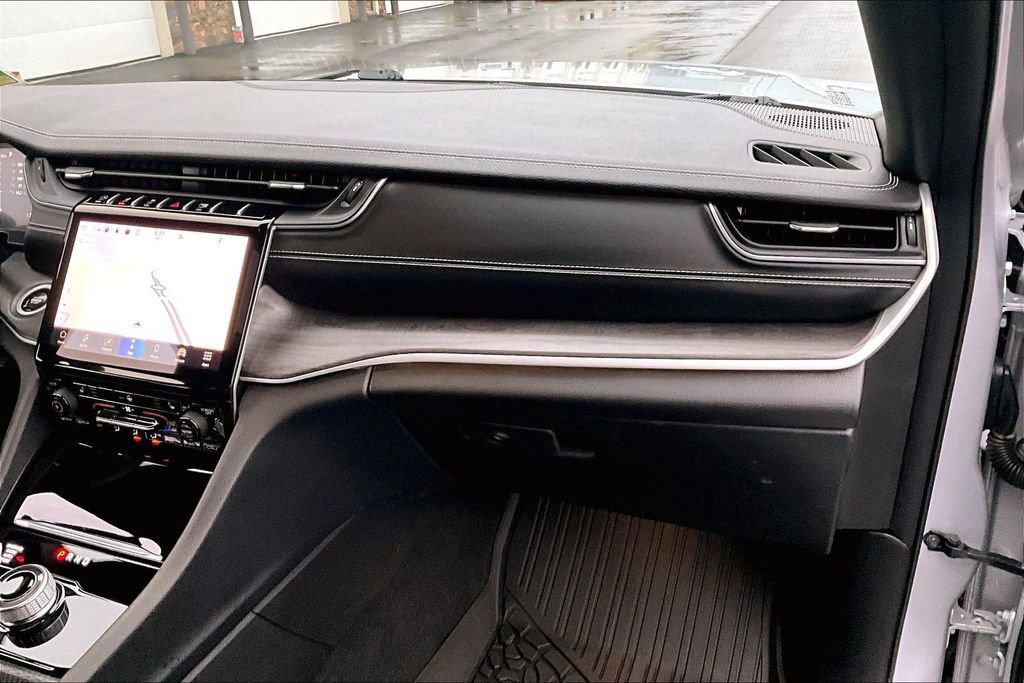 Used 2025 Jeep Grand Cherokee Limited w/ Black Appearance Package image 17