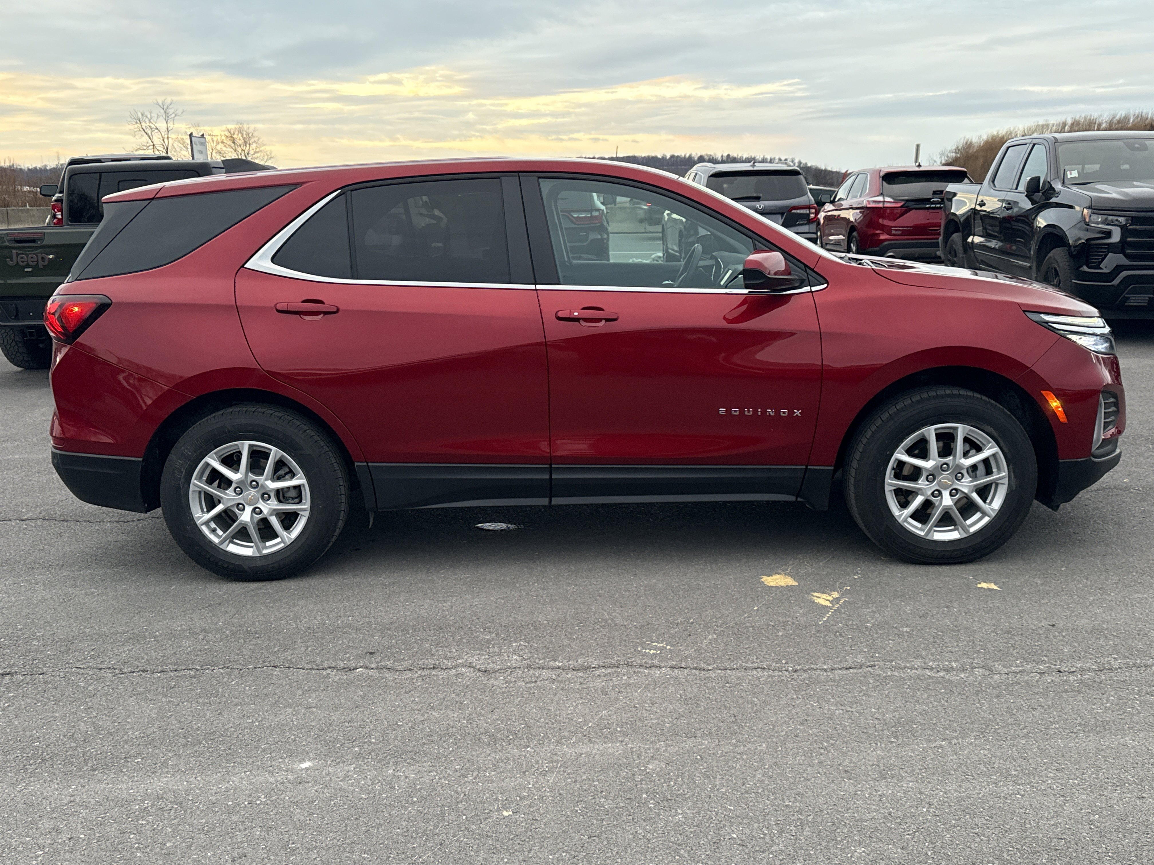 Used 2023 Chevrolet Equinox LT image 2