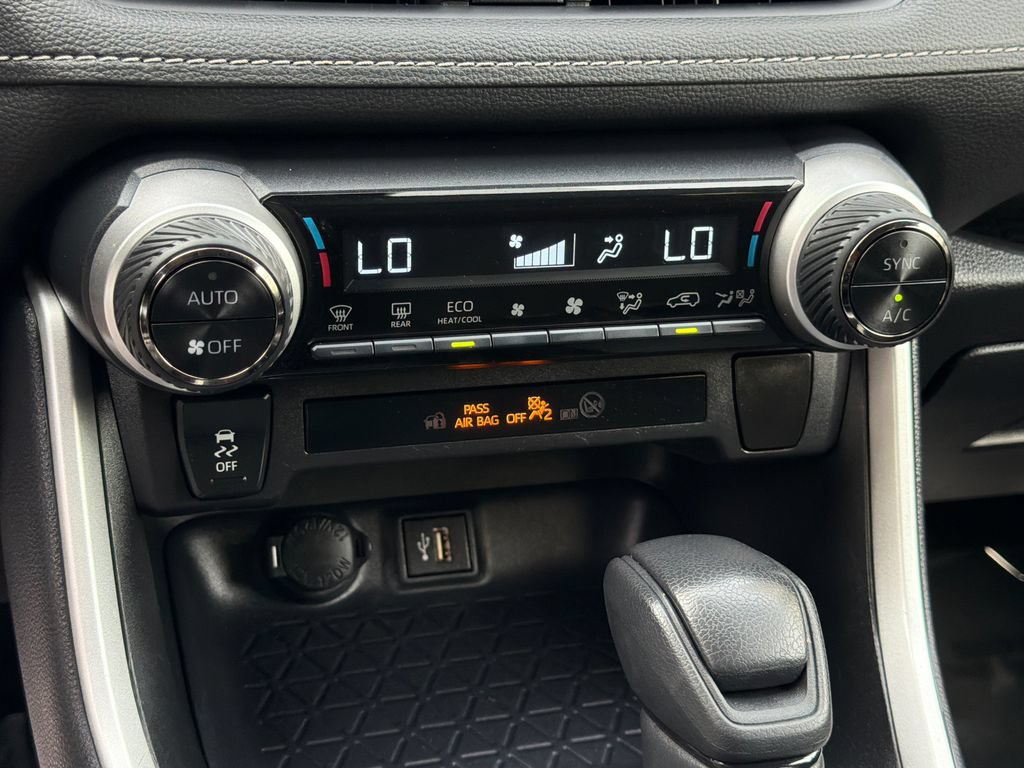 Used 2025 Toyota RAV4 XLE AWD/4WD image 28