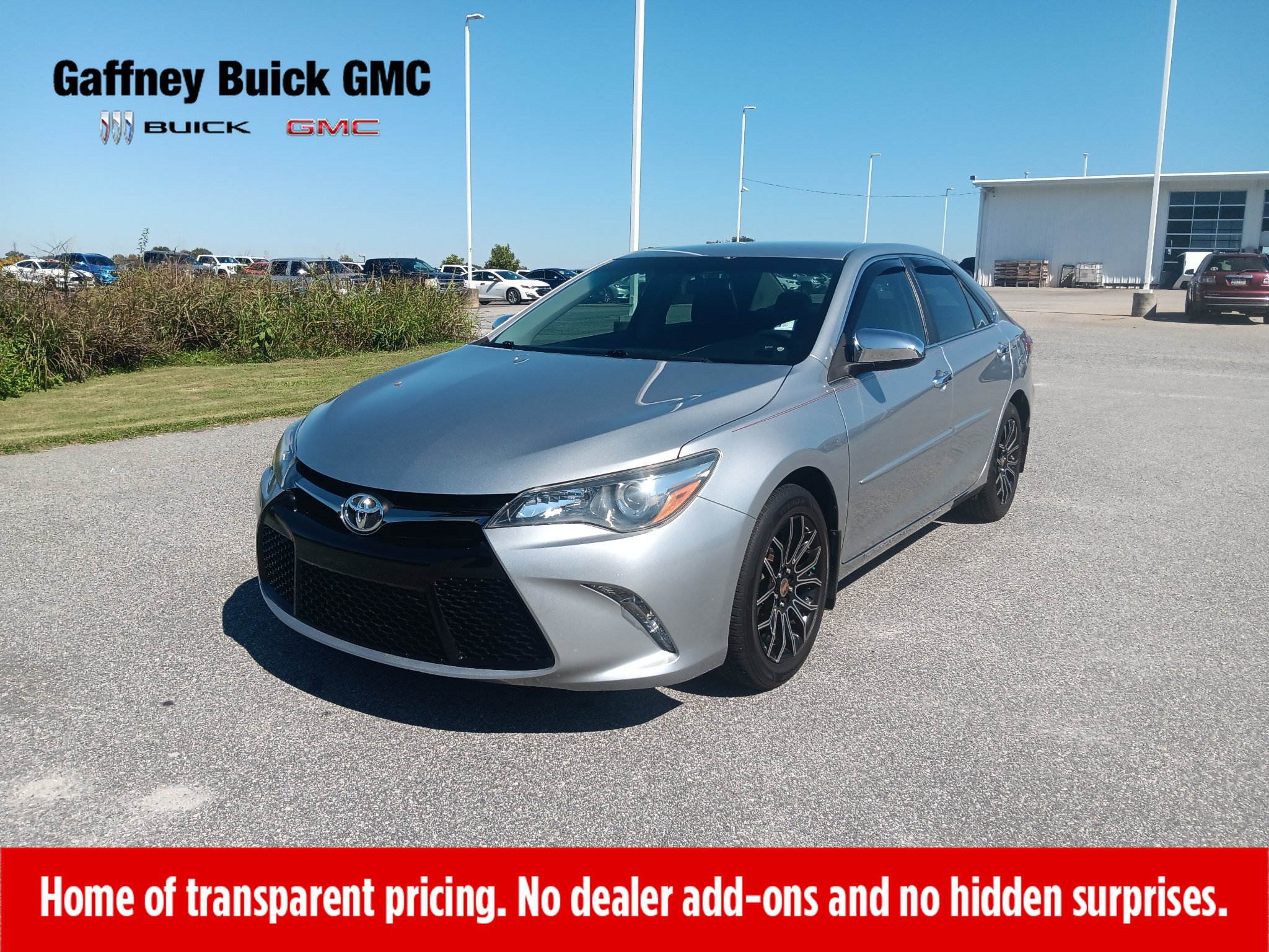 Used 2015 Toyota Camry SE FWD image 1