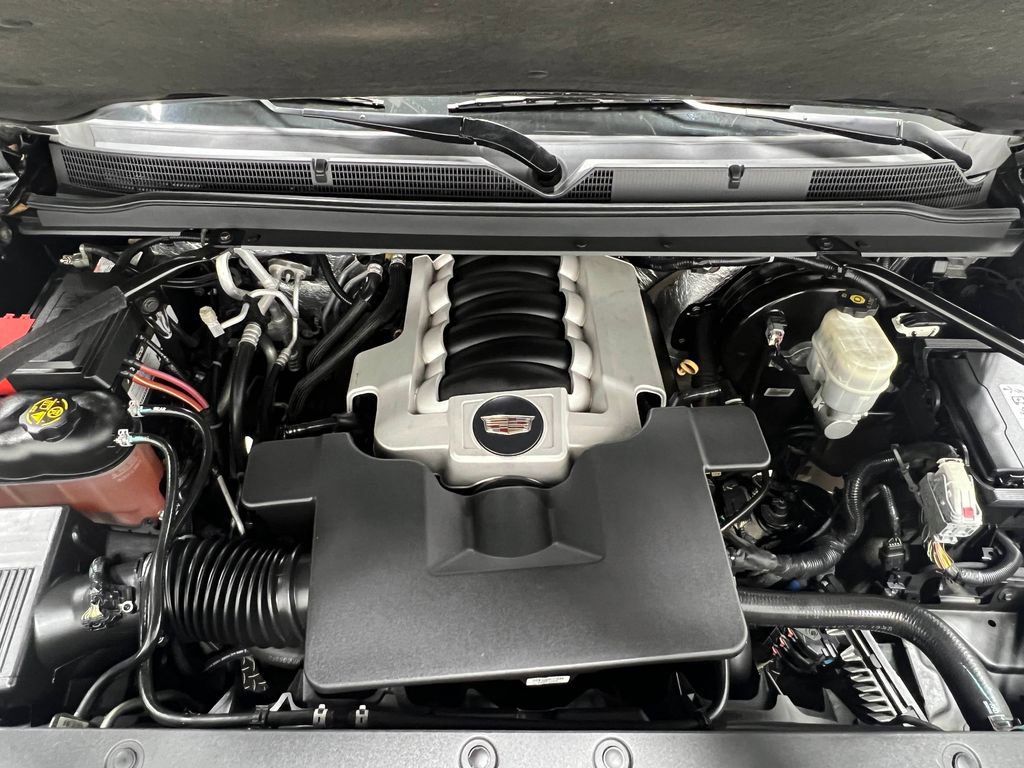 Used 2018 Cadillac Escalade Premium Luxury w/ LPO, Radiant Package AWD/4WD image 31